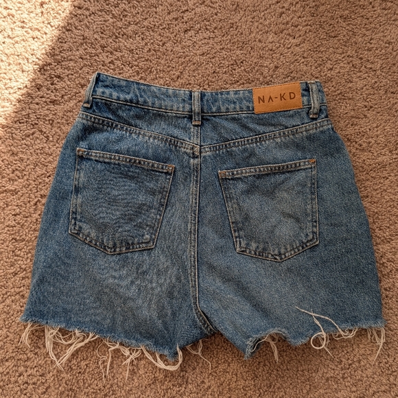 NA-KD Medium Wash Blue High Waisted Raw Hem Denim Shorts Size 36 - Picture 2 of 9